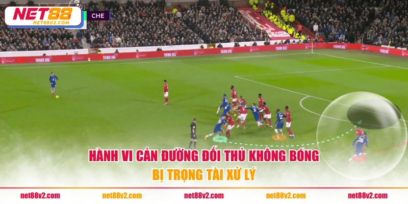 Hành vi cản đường đối thủ không bóng bị trọng tài xử lý